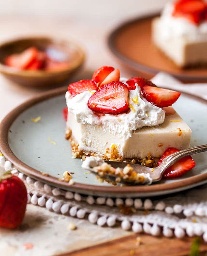 Vegan no bake strawberry cheesecake bars 