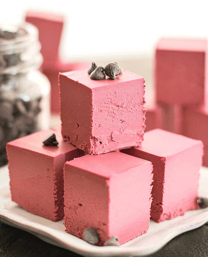 Vegan red-velvet fudge 