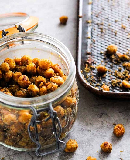 Cheesy Herb Roasted Chickpeas (Vegan)