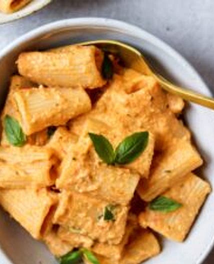 Creamy Rosé Tomato Basil Sauce (Vegan)