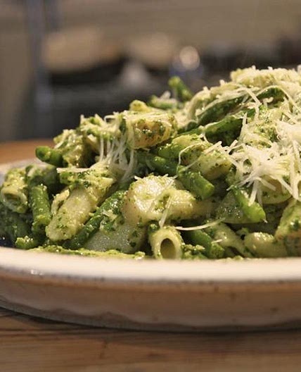 Pasta and pesto with green beans