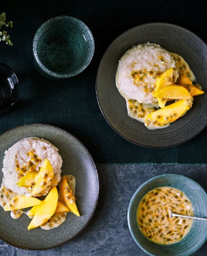 Sticky coconut rice with passion fruit and mango