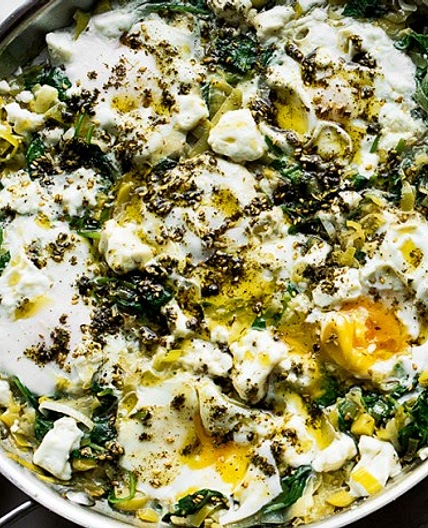 Braised eggs with leeks