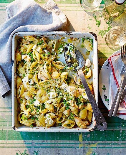 Chicken, leek & pea pasta bake