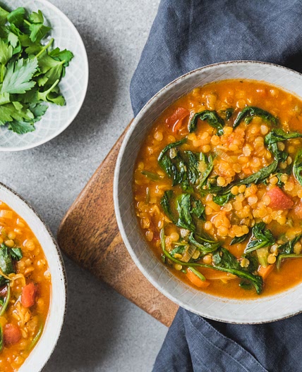Rote-Linsen-Topf mit Curry- Tomaten-Spinat und Fladenbrot gelingt leicht