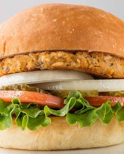 Veggie-Burger mit Süßkartoffel-Fritten und Salat