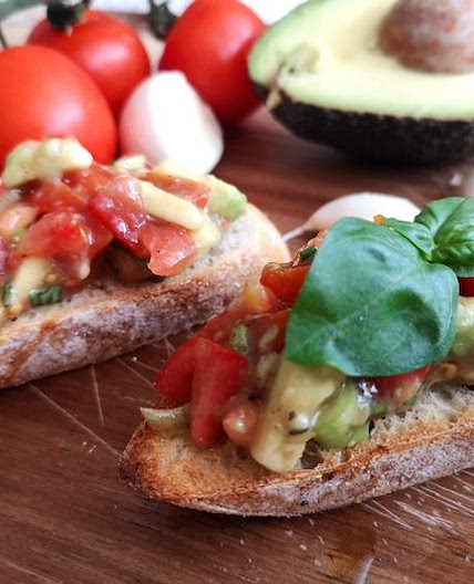 Avocado Bruschetta mit frischen Kräutern