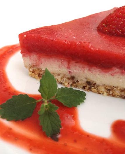 Veganer Erdbeer-Cashew Cheesecake aus dem Kühlschrank