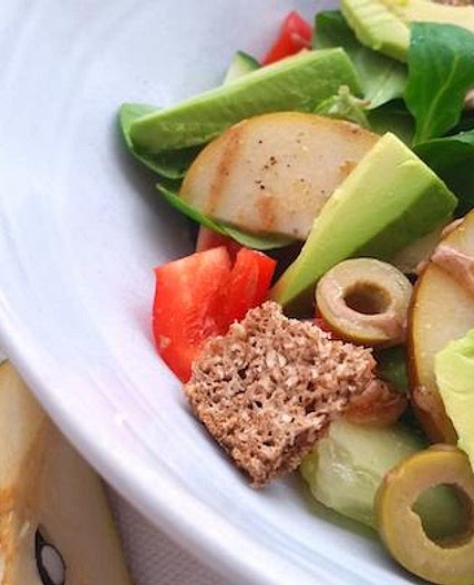 Avocado-Birnen Salat mit Mandelmus und Vollkorncroutons