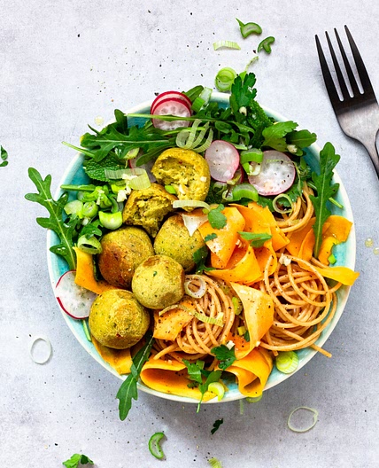 Noodle-Bowl mit Falafel