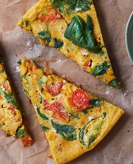 Vegane Frittata mit Joghurt-Pesto-Dip und Salat