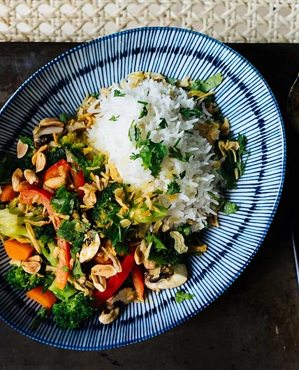 Schnelles veganes Gemüsecurry mit Jasminreis