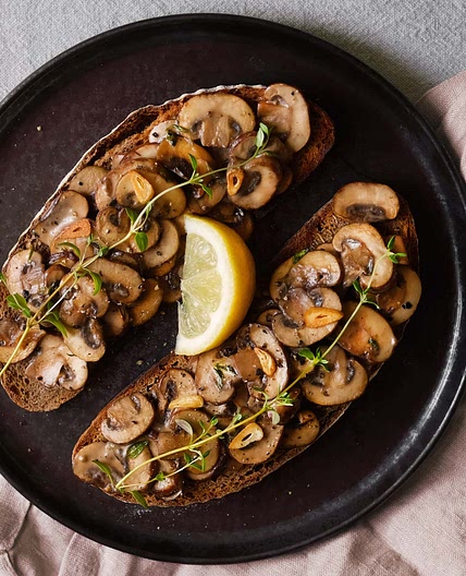 Cremige Thymian-Pilze auf geröstetem Brot