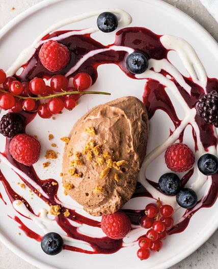 Schokoladenmousse mit Cassis-Sauce und Rahm-Honig-Sauce