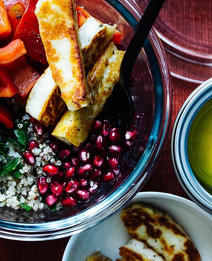 Orientalischer Bulgur-Quinoasalat mit Paprika, Halloumisticks und Granatapfel