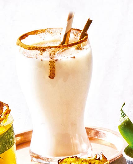 Coctel de mezcal con toronja y jalapeño