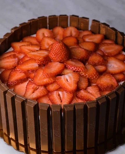Strawberry Kit Kat Cake | So Yummy