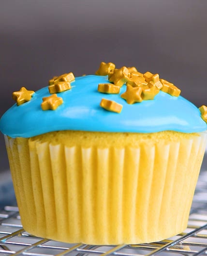 Quick Drizzle Sprinkle Cupcakes | So Yummy