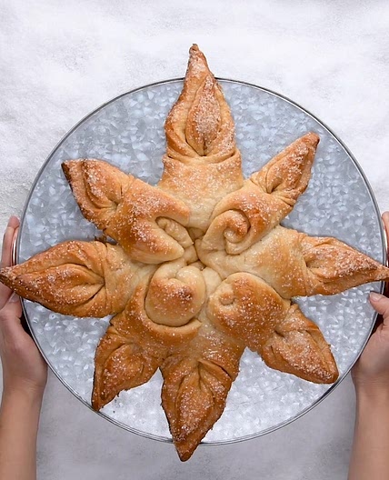 Pull-Apart Vanilla Snowflake Loaf | So Yummy