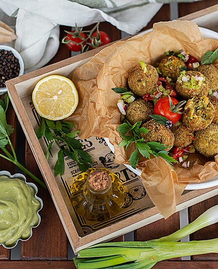 Vegane Gemüsebällchen mit bunter Gemüse Salsa und Avocado Mayo