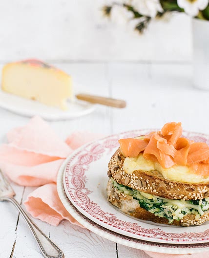 croque-monsieur au saumon fumé, « béchamel » aux épinards & aux artichauts