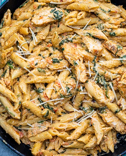 Creamy Garlic Chicken Pasta {with Tomato & Spinach}