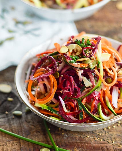 Salade de spirales de légumes et sa vinaigrette au beurre de graines de citrouille