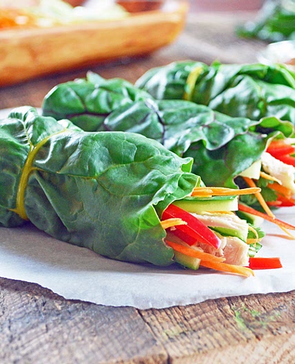 Rouleaux de Bette à Carde au Poulet et Légumes avec Sauce aux Arachides
