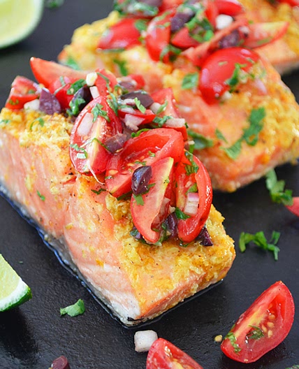 Saumon aux Agrumes avec Salsa de Tomates et d’Olives
