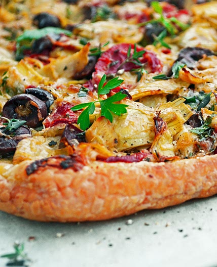 Tarte Feuilletée aux Artichauts, Poivrons, Olives et Parmesan