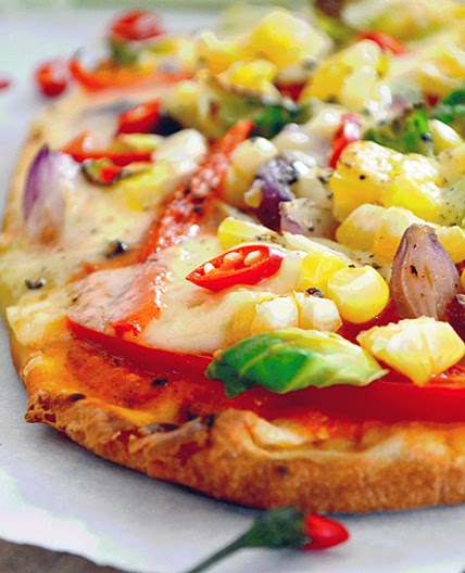 Pizza Épicée aux Légumes sur Pain Naan