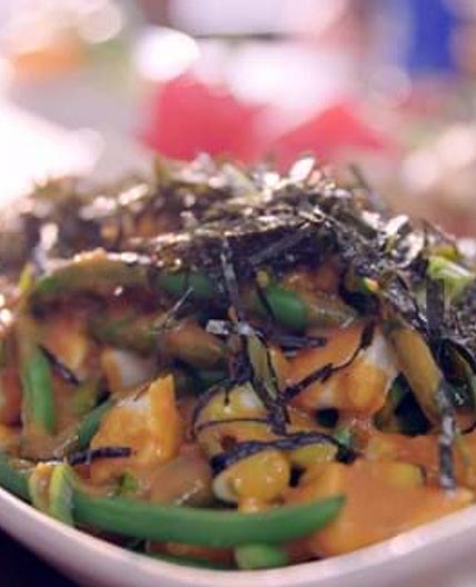 Poutine de haricots verts au cari rouge