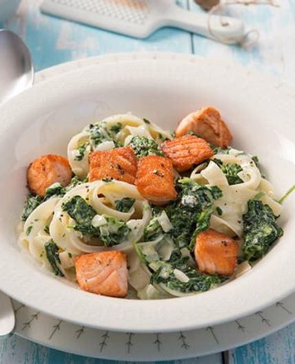 Pasta mit Lachs und Spinat