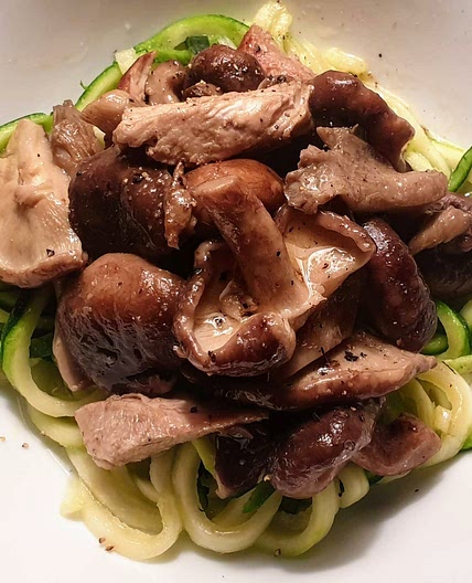Mushrooms with courgette spaghetti