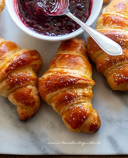 Cornetti fatti in casa come al Bar! soffici e sfogliati (Ricetta facile illustrata)