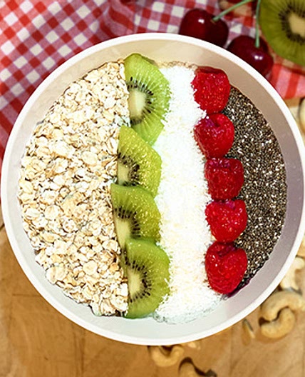Sauerkirsch-Skyr Bowl mit Kiwi und Himbeere