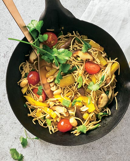 Wok-Nudeln mit Paprika und Erdnüssen