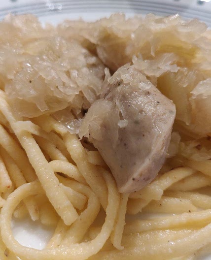 German Spätzle mit Sauerkraut und Bratwurst