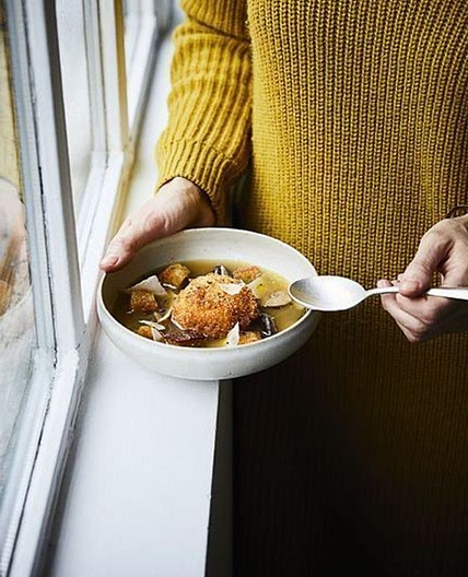 Oeufs mollets panés et bouillon de champignons