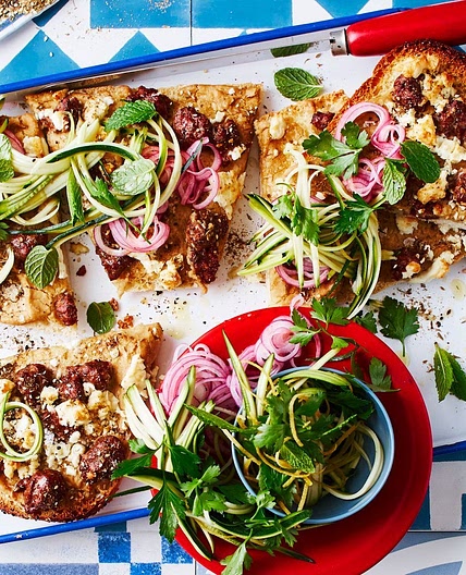 Flatbread with hummus and spiced lamb
