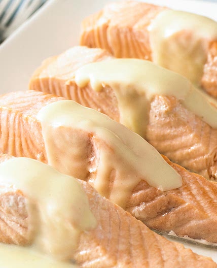 Poached salmon with lemon sauce