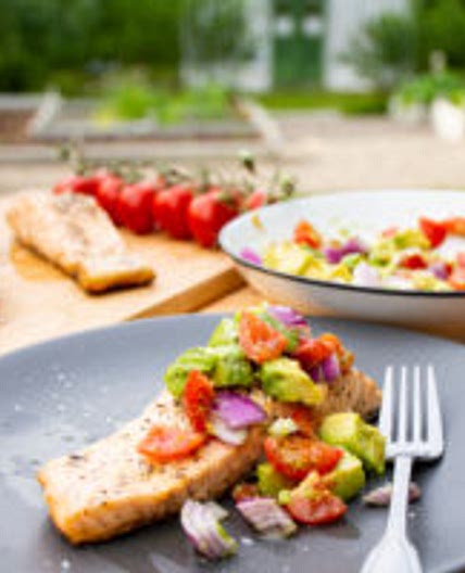 Grilled salmon with avocado topping