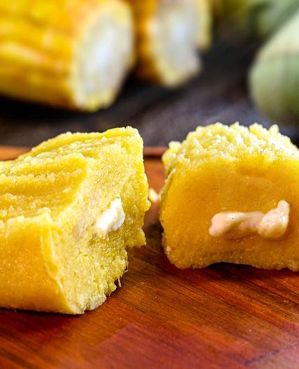 Cómo hacer tamales de elote dulces rellenos de queso crema