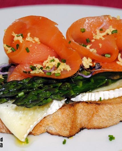Tosta de espárragos, salmón y queso brie