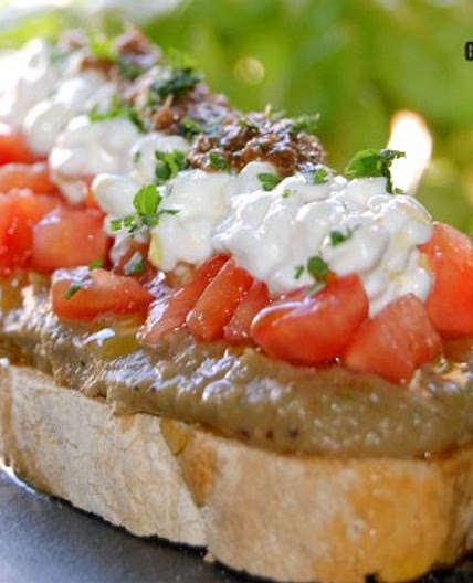 Tosta de berenjena, tomate, cottage y aceite de anchoa