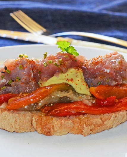 Tosta de escalivada con mostaza y tartar de atún, un bocado para paladares exquisitos