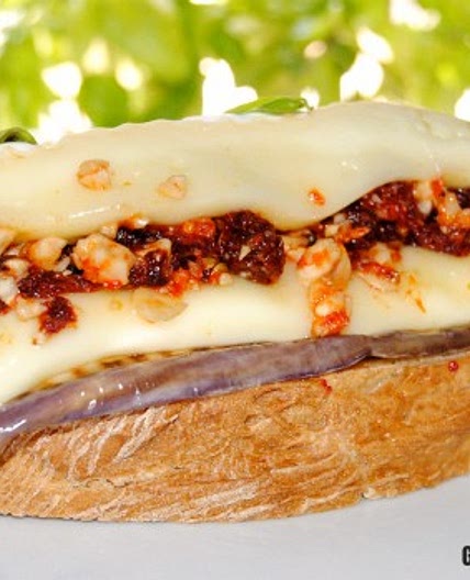 Tosta de queso brie y berenjena