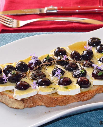 Tostada con queso brie y arándanos al tomillo, una receta muy sencilla y sorprendentemente deliciosa