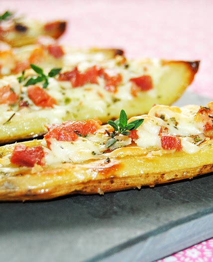 Piel de patata asada con jamón y queso