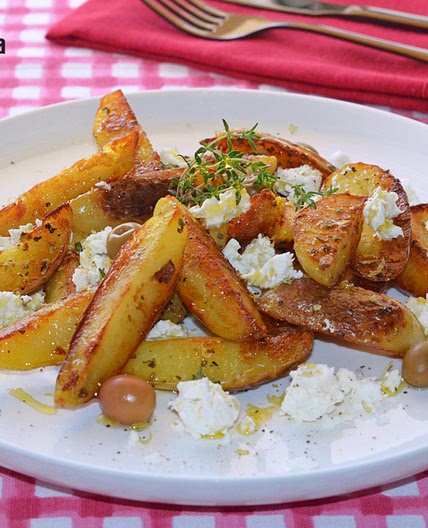 Patatas gajo con queso feta, limón y tomillo, una deliciosa y aromática receta para compartir